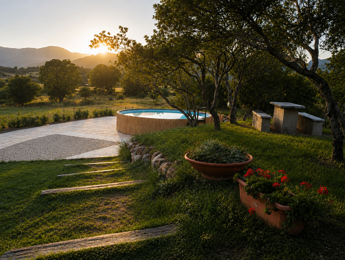 # Sa Barza: la piscina panoramica dell'Agriturismo I Mandorli, tra storia, natura e relax dal 1887

## Un luogo storico nel cuore dell'Ogliastra

**Sa Barza**, in lingua sarda, significa **"la vasca"**. Il nome deriva dall'antica vasca d'acqua costruita intorno al **1887**, quando nacque il borgo rurale che oggi ospita l'**Agriturismo I Mandorli**, immerso nella campagna dell'**Ogliastra**, sulla costa orientale della **Sardegna**.

La vasca aveva una funzione essenziale: raccogliere l'acqua destinata all'irrigazione dei mandorleti e delle coltivazioni durante i mesi più secchi dell'anno. Per oltre un secolo l'acqua venne distribuita naturalmente ai terreni circostanti, rappresentando una risorsa preziosa per tutta la tenuta.

## Un luogo di incontro già oltre un secolo fa

Sa Barza non era soltanto un'opera agricola. Durante le calde estati sarde, i bambini delle famiglie che vivevano e lavoravano nella tenuta trovavano qui un momento di refrigerio, entrando nell'acqua attraverso la scala della vasca.

In un'epoca in cui le piscine non esistevano, questo luogo era già sinonimo di freschezza, serenità e condivisione.

## La nuova piscina panoramica di Sa Barza

La vasca originale oggi non esiste più.

Abbiamo deciso di conservarne il ricordo realizzando **Sa Barza**, una nuova **piscina panoramica** dedicata esclusivamente al relax degli ospiti dell'**Agriturismo I Mandorli**.

Per creare questo spazio abbiamo acquistato il terreno adiacente e investito nella realizzazione di un'area che valorizzasse ancora di più il paesaggio unico dell'Ogliastra.

Non volevamo semplicemente costruire una piscina.

Volevamo creare un luogo capace di raccontare la storia della tenuta e offrire un'esperienza autentica, in armonia con la natura.

## Una piscina con vista sulla natura dell'Ogliastra

La vera ricchezza di Sa Barza non è soltanto l'acqua.

È il panorama che la circonda.

Come diciamo spesso in Sardegna, **"non ti prandisi"**, ovvero *non ci si sazia mai*. È un'espressione perfetta per descrivere ciò che si prova osservando il paesaggio che cambia continuamente.

Dalle camere, dalle terrazze, dai giardini e oggi anche dalla piscina panoramica, lo sguardo abbraccia il **Monte Munduge**, le campagne dell'Ogliastra e i colori della Sardegna che mutano con la luce del giorno e con il susseguirsi delle stagioni.

Ogni momento offre una prospettiva diversa.

Ogni tramonto racconta un paesaggio nuovo.

## Un'esperienza autentica in Sardegna

Marcel Proust scriveva:

> "Il vero viaggio di scoperta non consiste nel cercare nuove terre, ma nell'avere nuovi occhi."

Con questo spirito è nata Sa Barza.

Non per competere con i grandi resort, ma per offrire un luogo dove rallentare, osservare e vivere la Sardegna più autentica.

Le splendide spiagge dell'Ogliastra e il mare cristallino della costa orientale della Sardegna si trovano a pochi minuti dall'agriturismo.

Sa Barza vuole offrire qualcosa di diverso: uno spazio dove rilassarsi dopo una giornata al mare, leggere un libro, prendere il sole, conversare oppure semplicemente lasciarsi avvolgere dal silenzio della campagna.

## Relax dal 1887

Oggi, mentre vi rilassate nella piscina di Sa Barza, condividete un luogo che custodisce una storia iniziata nel **1887**.

Da oltre un secolo questo angolo della tenuta continua a offrire ristoro, tranquillità e benessere a chi lo vive.

La struttura è cambiata.

Lo spirito è rimasto lo stesso.
