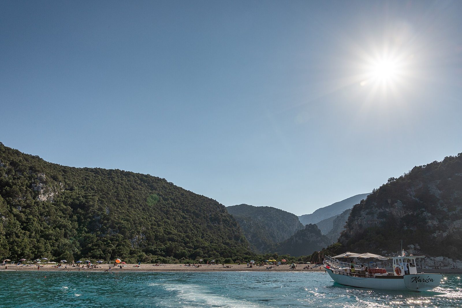 La spiaggia di Cala Luna con le sue grotte naturali