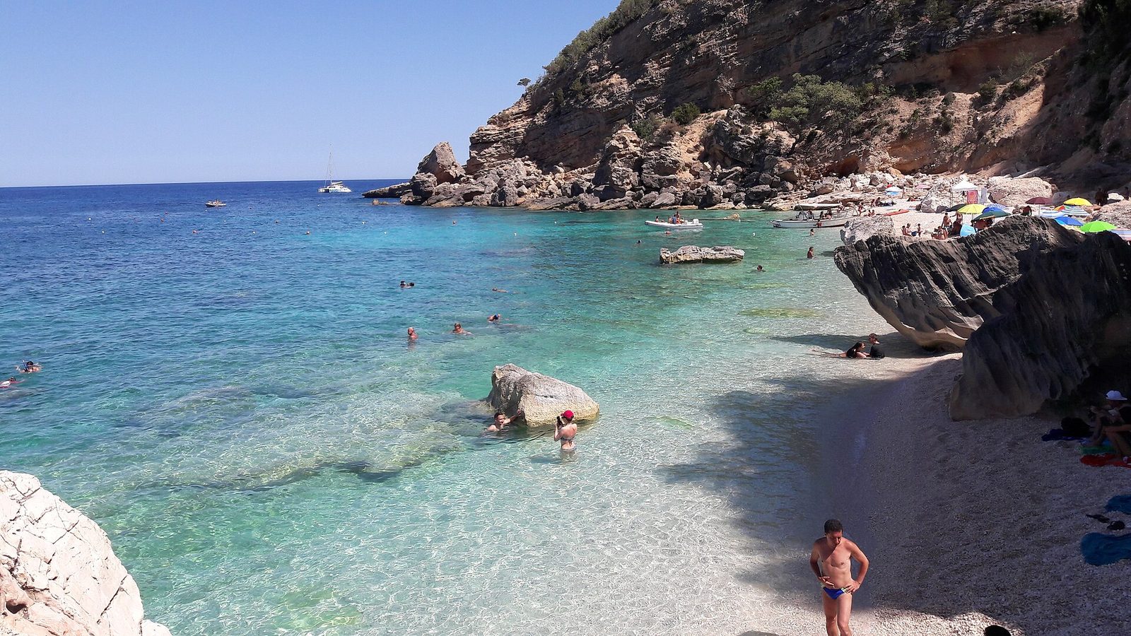 I ciottoli bianchi e l'acqua trasparente di Cala Mariolu