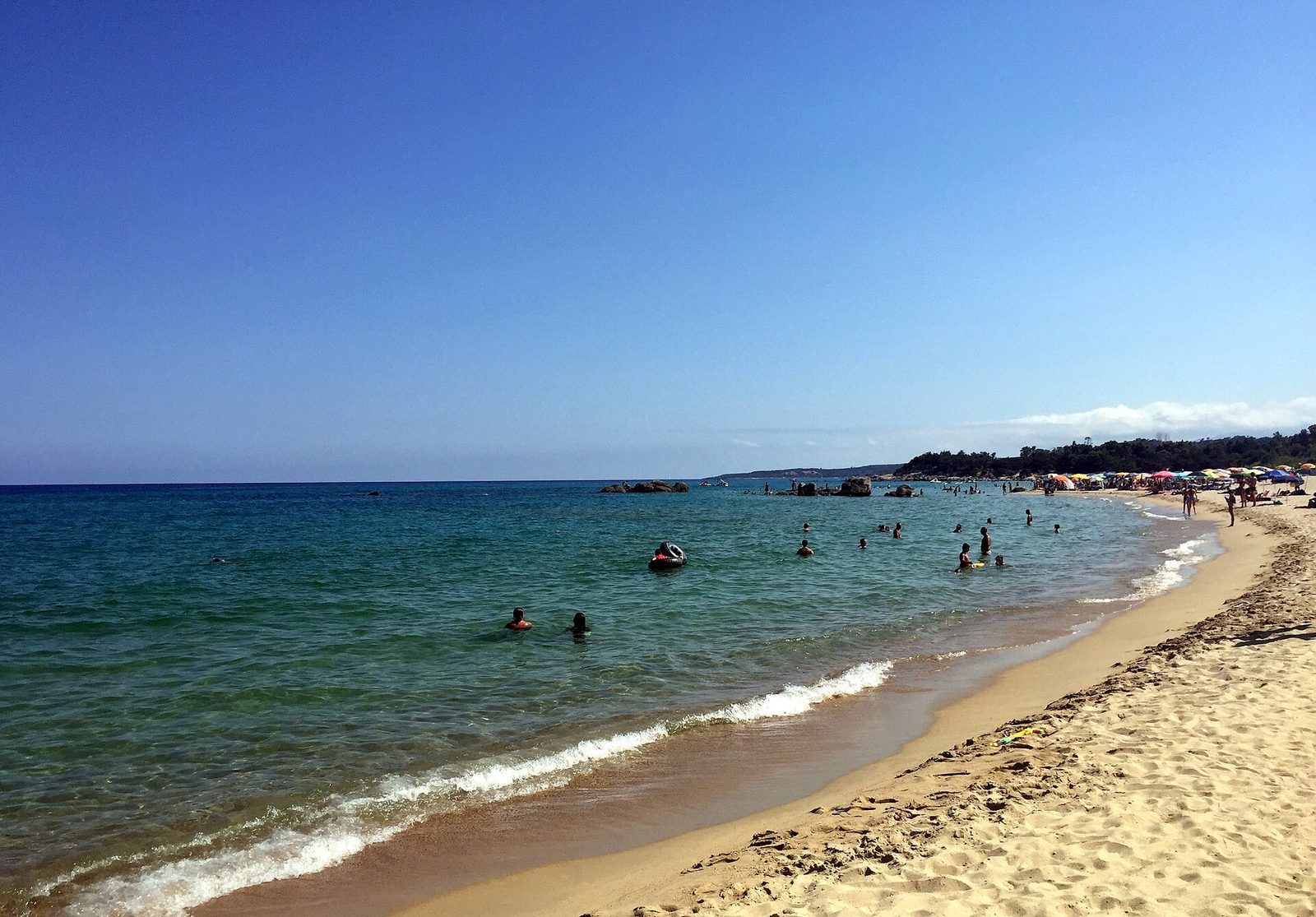 La sabbia chiara e il mare basso del Lido di Orrì