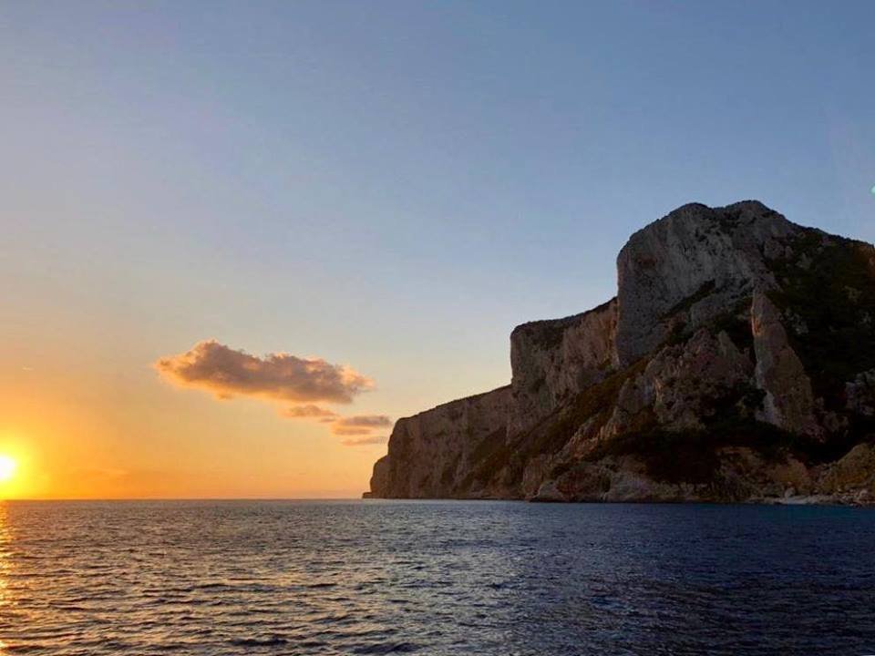 Le falesie del Selvaggio Blu sopra il mare