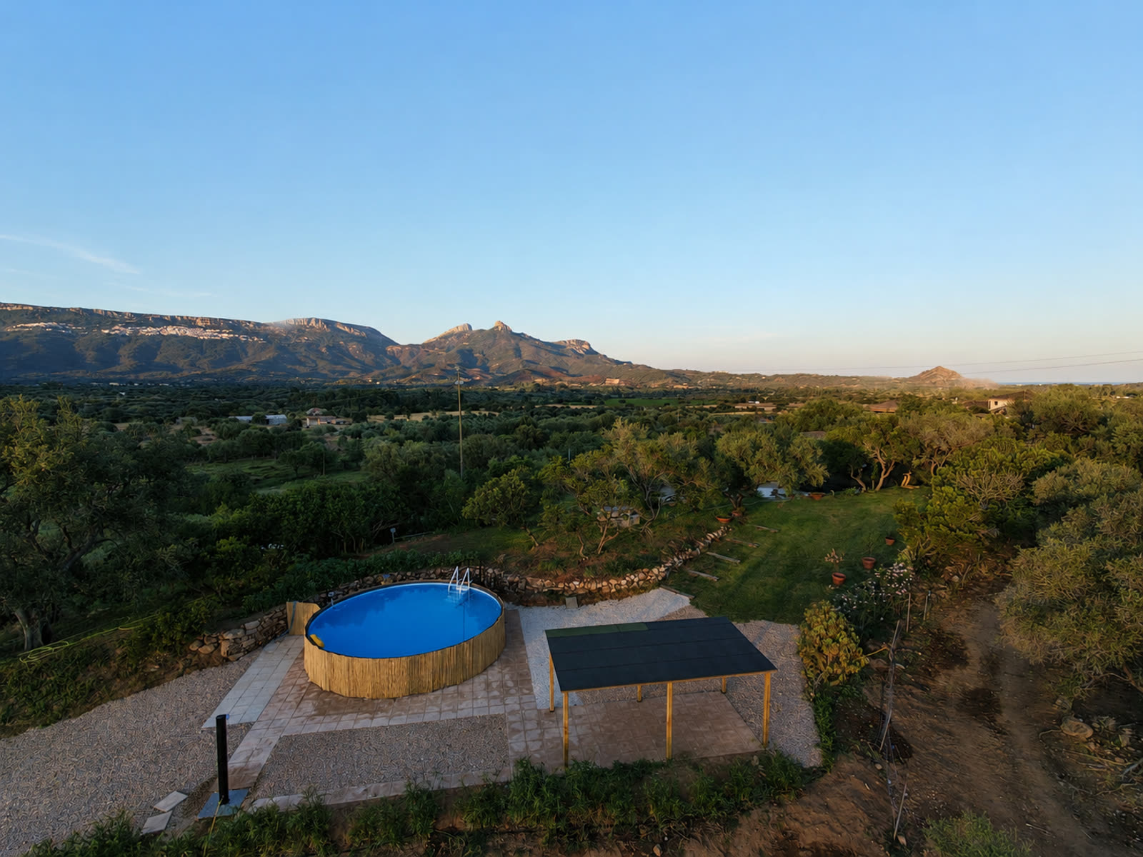 Tramonto sulla piscina Sa Barza tra gli ulivi, Ogliastra