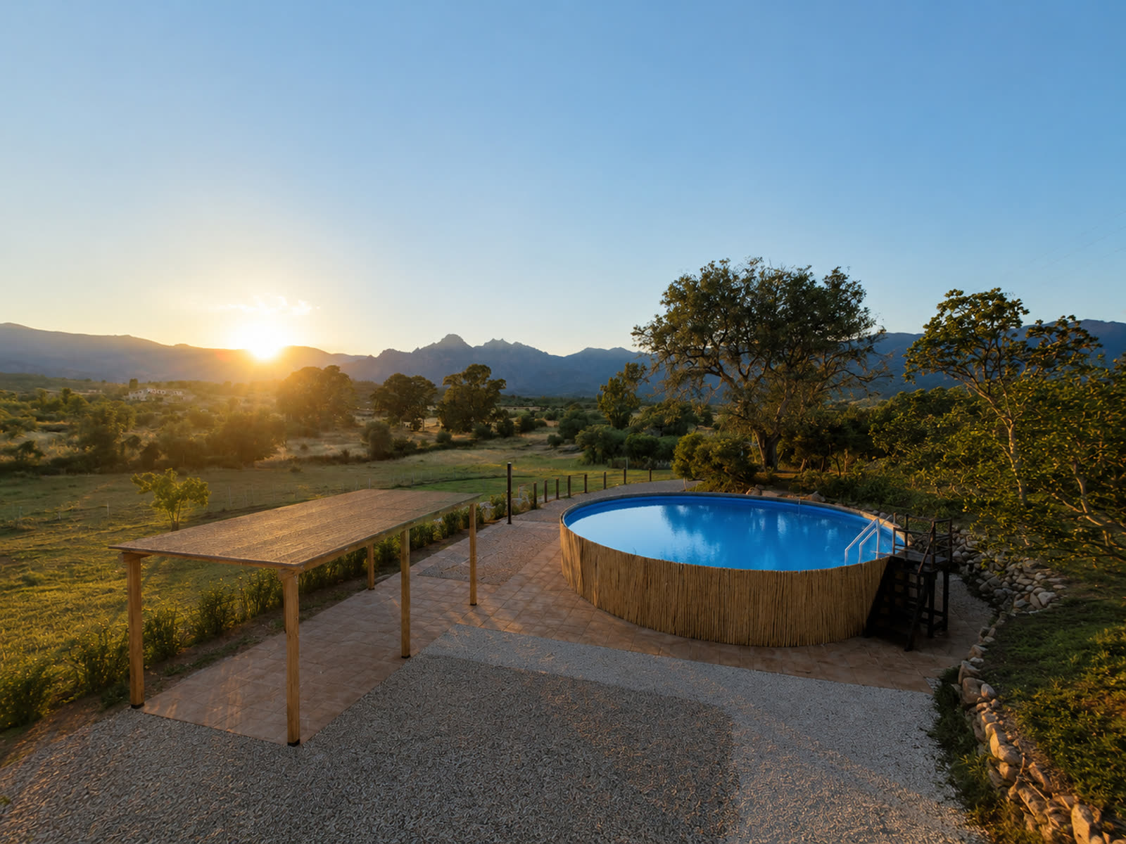 La piscina Sa Barza e la pergola in legno al tramonto, Ogliastra